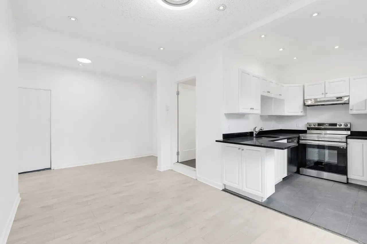 5870 Sherbrooke W — photo 3 of 15