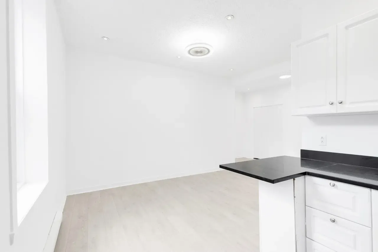 5870 Sherbrooke W — photo 4 of 15