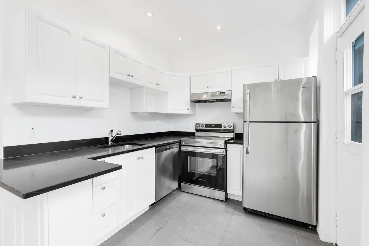 5870 Sherbrooke W — photo 5 of 15