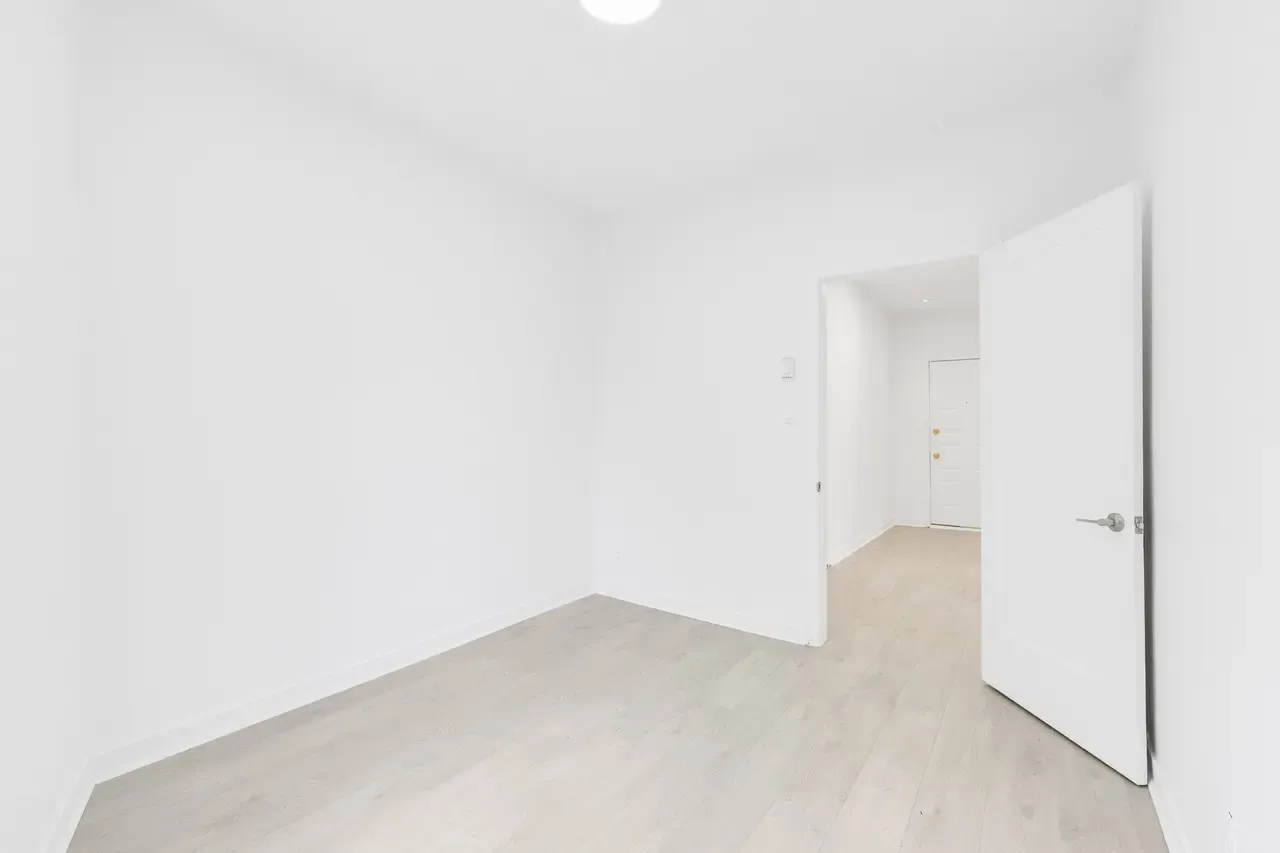 5870 Sherbrooke W — photo 15 of 15