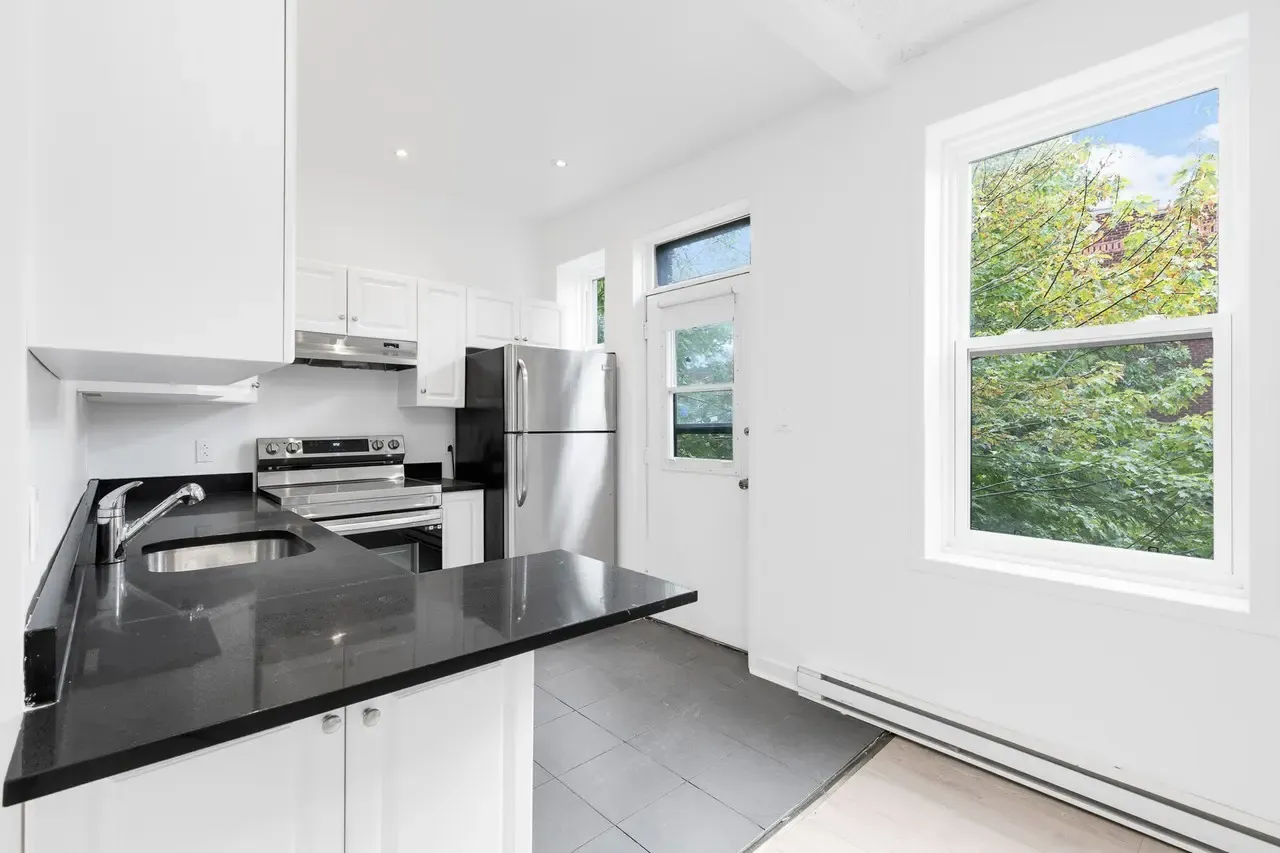 5870 Sherbrooke W — photo 2 of 15