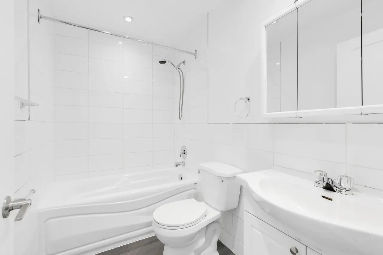 5870 Sherbrooke W — photo 13 of 15