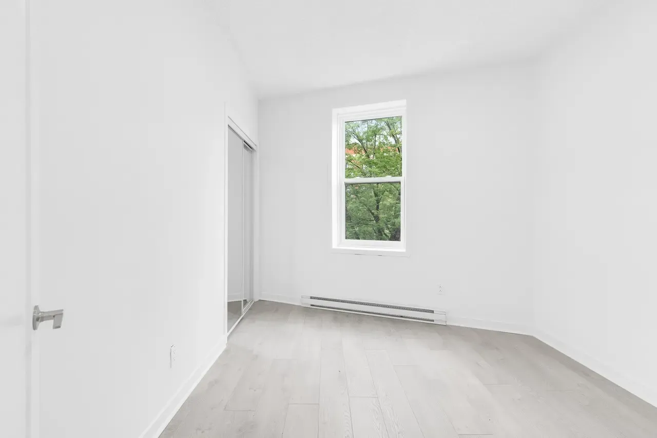 5870 Sherbrooke W — photo 11 of 15