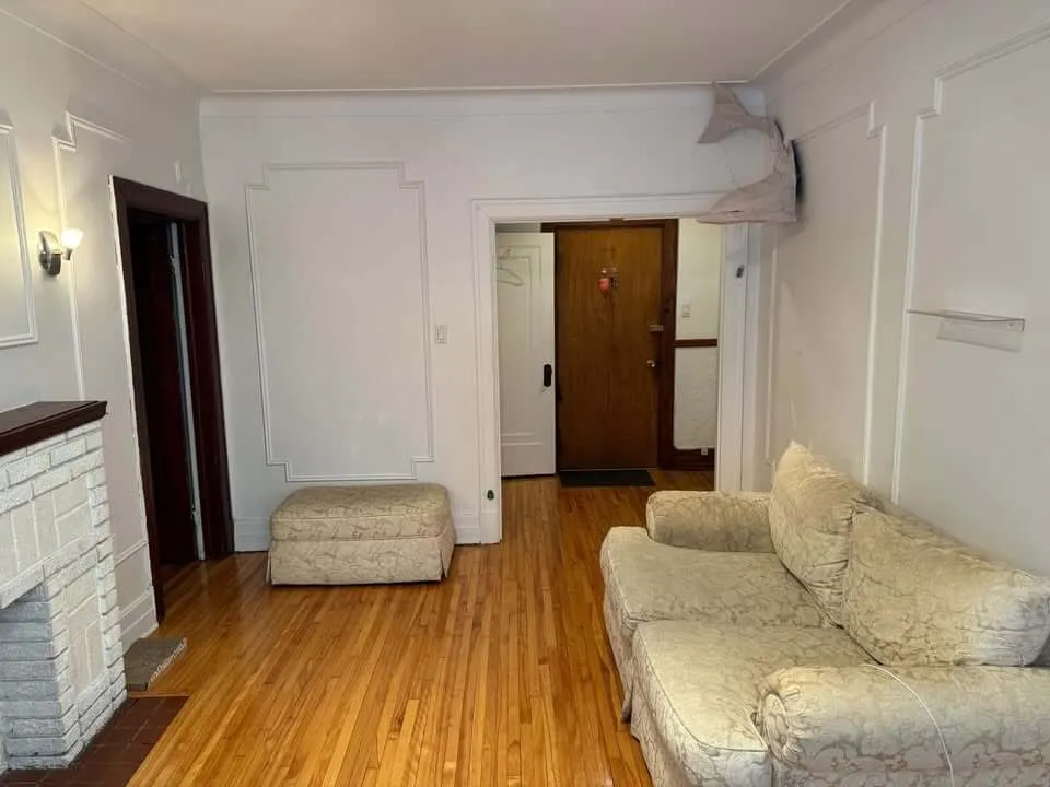 4702 Queen Mary — photo 3 of 6