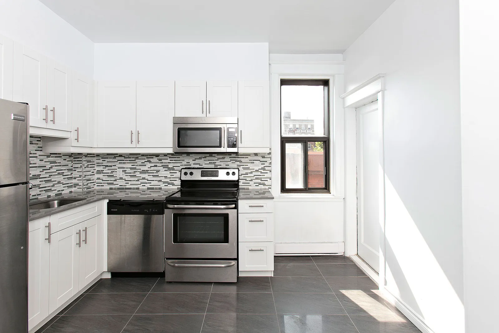 4921 Sherbrooke W — photo 2 of 10