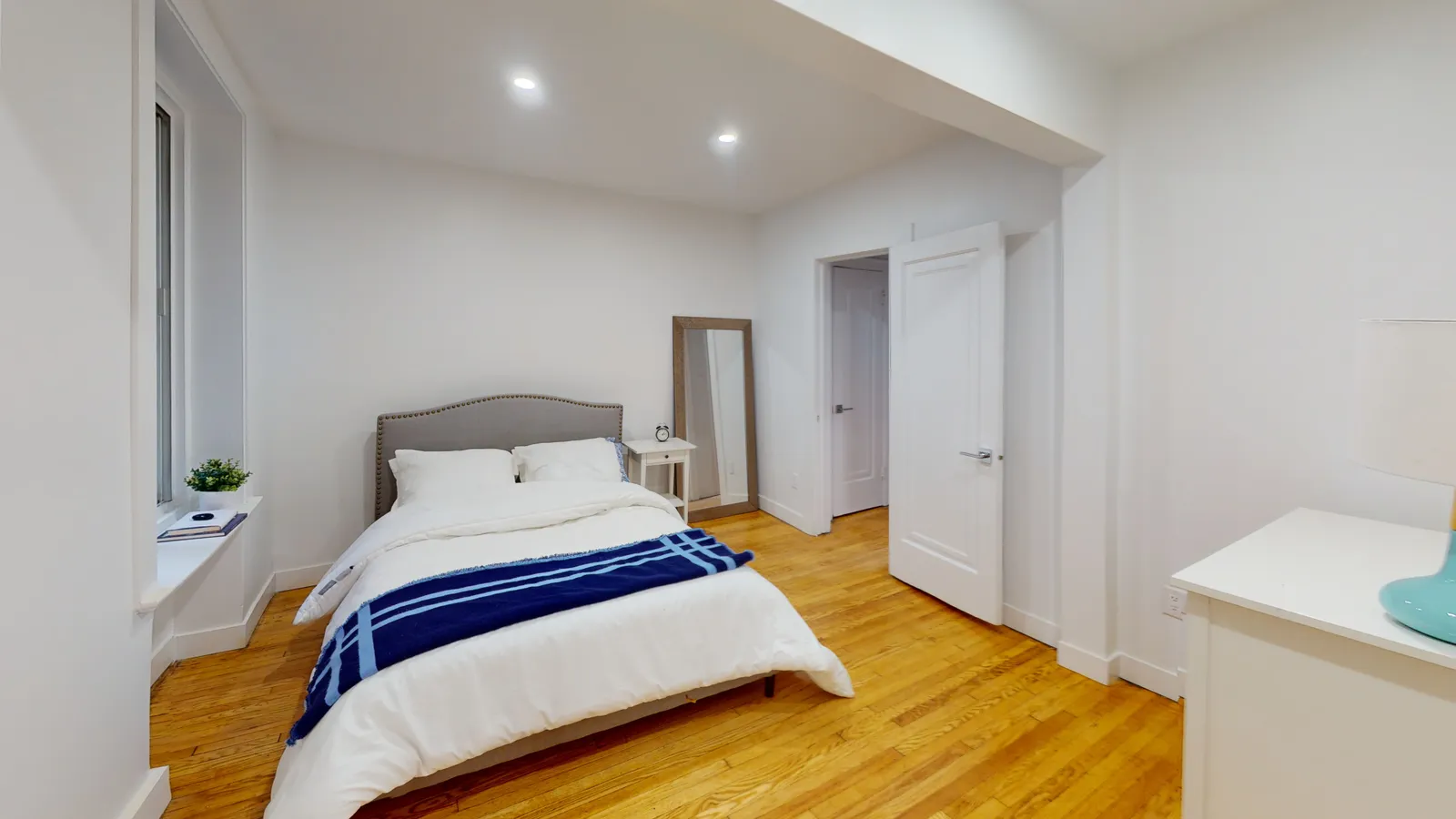 5881 Monkland — photo 7 of 10