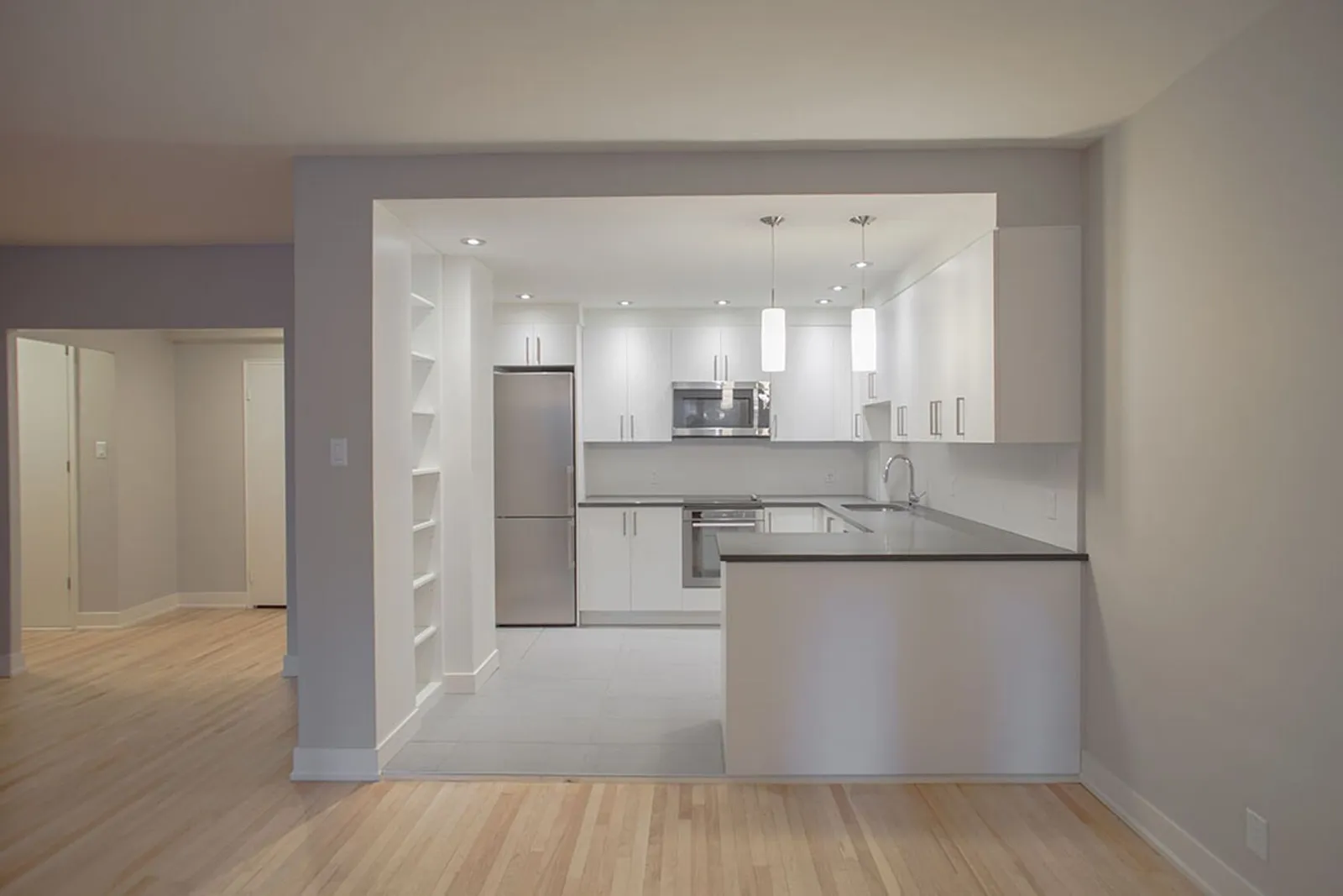 3495 de la Montagne — photo 4 of 21
