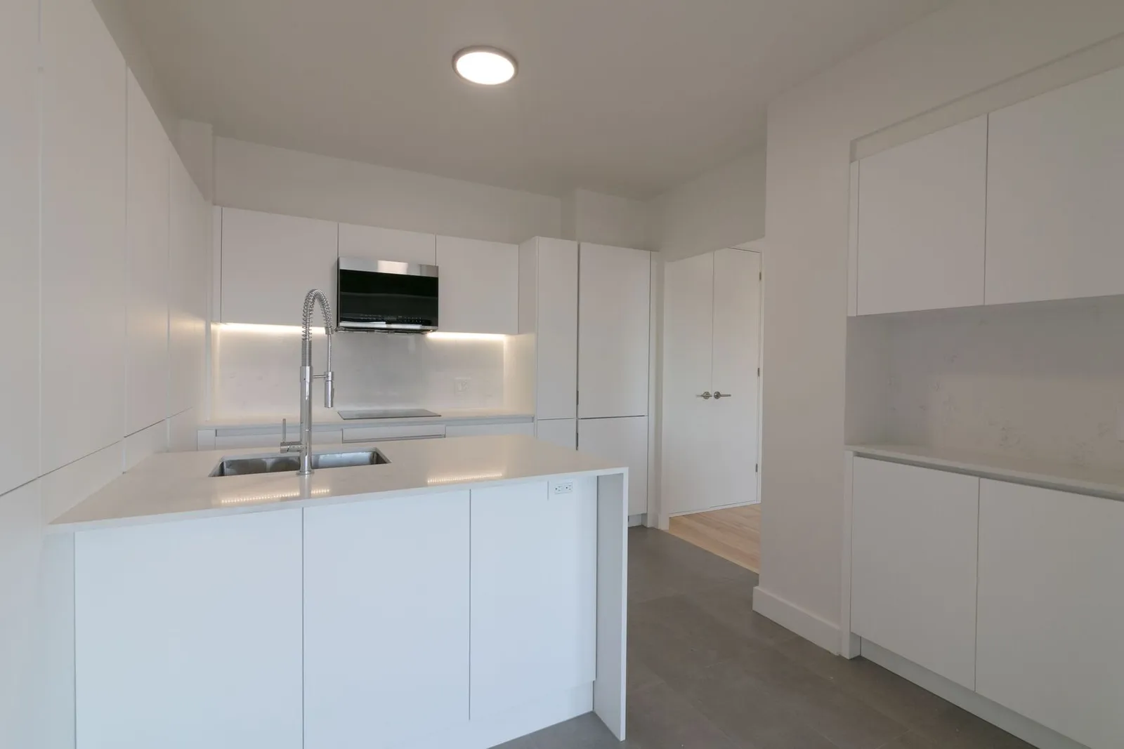 3495 de la Montagne — photo 3 of 21