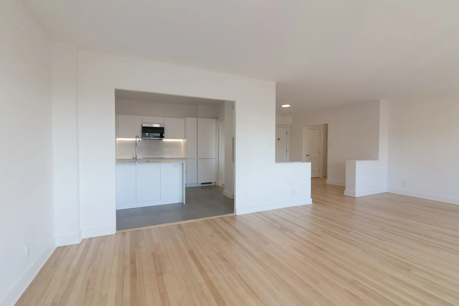 3495 de la Montagne — photo 11 of 21