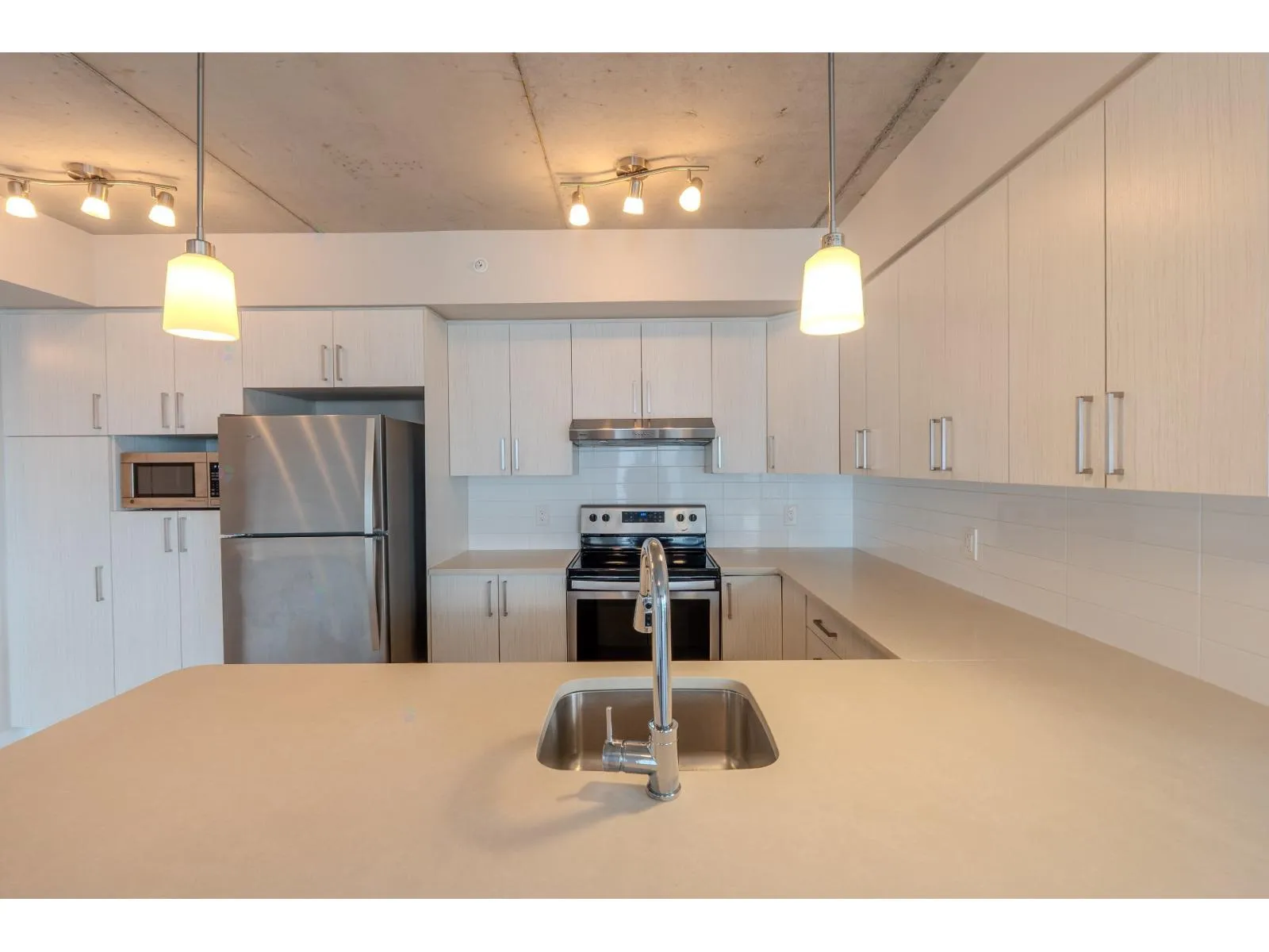 3410 Saint-Elzear W — photo 4 of 15