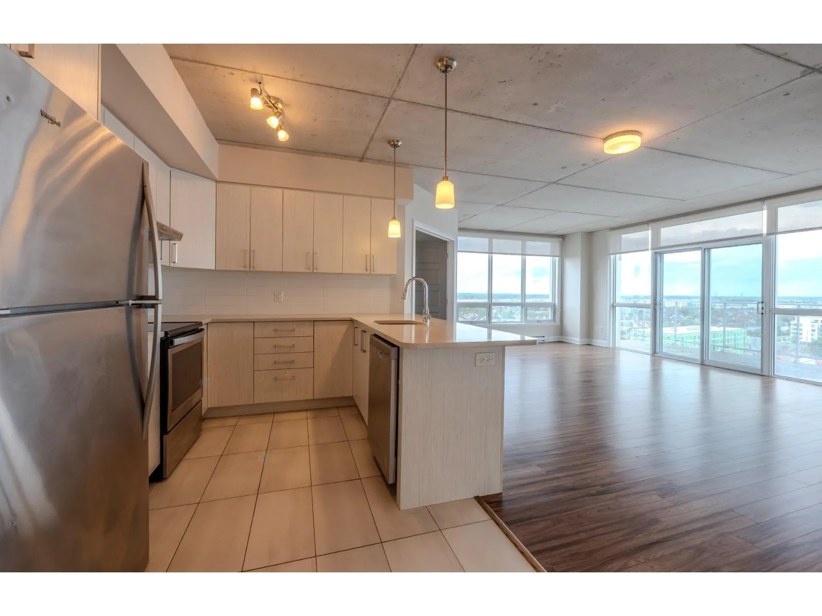 3410 Saint-Elzear W — photo 3 of 15