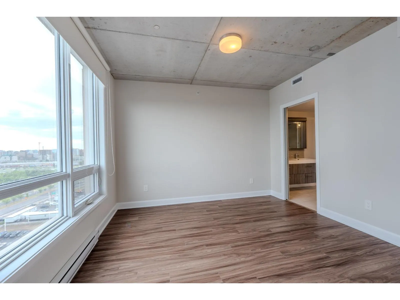 3410 Saint-Elzear W — photo 10 of 15