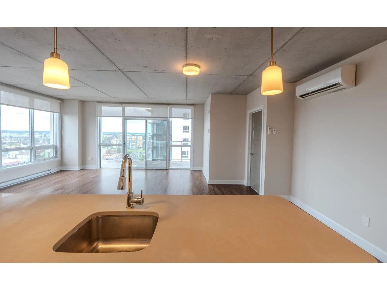 3410 Saint-Elzear W — photo 5 of 15