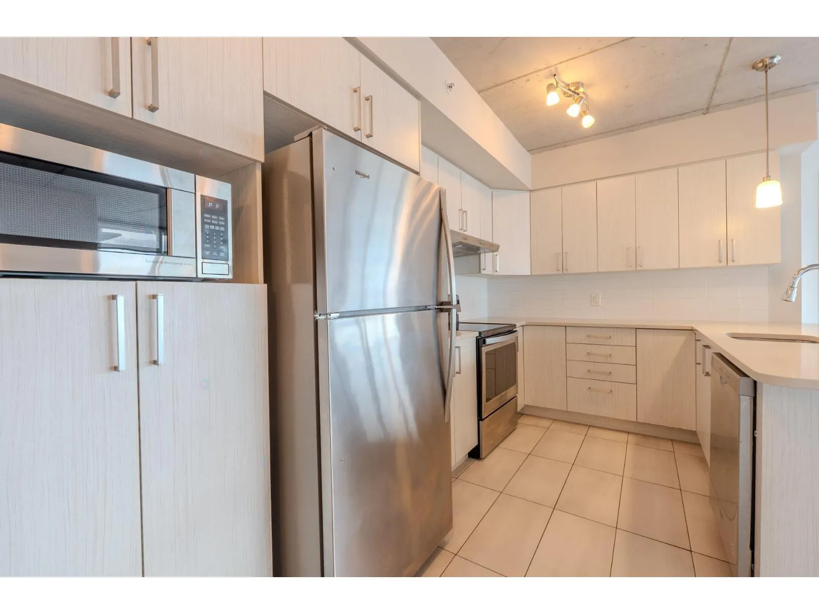 3410 Saint-Elzear W — photo 2 of 15