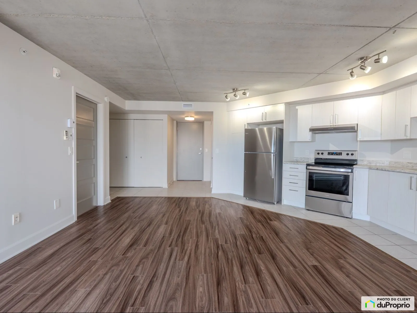 3400 Saint-Elzear W — photo 2 of 8